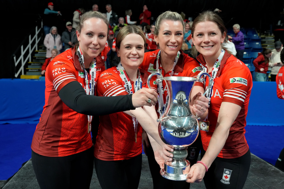 La capitaine d'Équipe Canada, Rachel Homan, ainsi que Tracy Fleury, Emma Miskew et Sarah Wilkes brandissent le trophée alors qu'elles célèbrent leur victoire contre l'équipe suisse de Silvana Tirinzoni lors du match pour la médaille d'or du Championnat du monde de curling féminin à Sydney, N.-É., le dimanche 24 mars 2024. LA PRESSE CANADIENNE/Frank Gunn